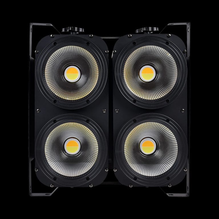 Accecatore LED 4x100W in Prospettiva Frontale su Sfondo Nero
